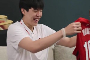 魔性笑声堪比小卡！杨瀚森接过开拓者球衣：啊哈哈哈现在穿上
